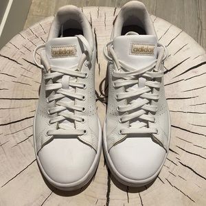 Cloud form white sneakers with gold heel detail